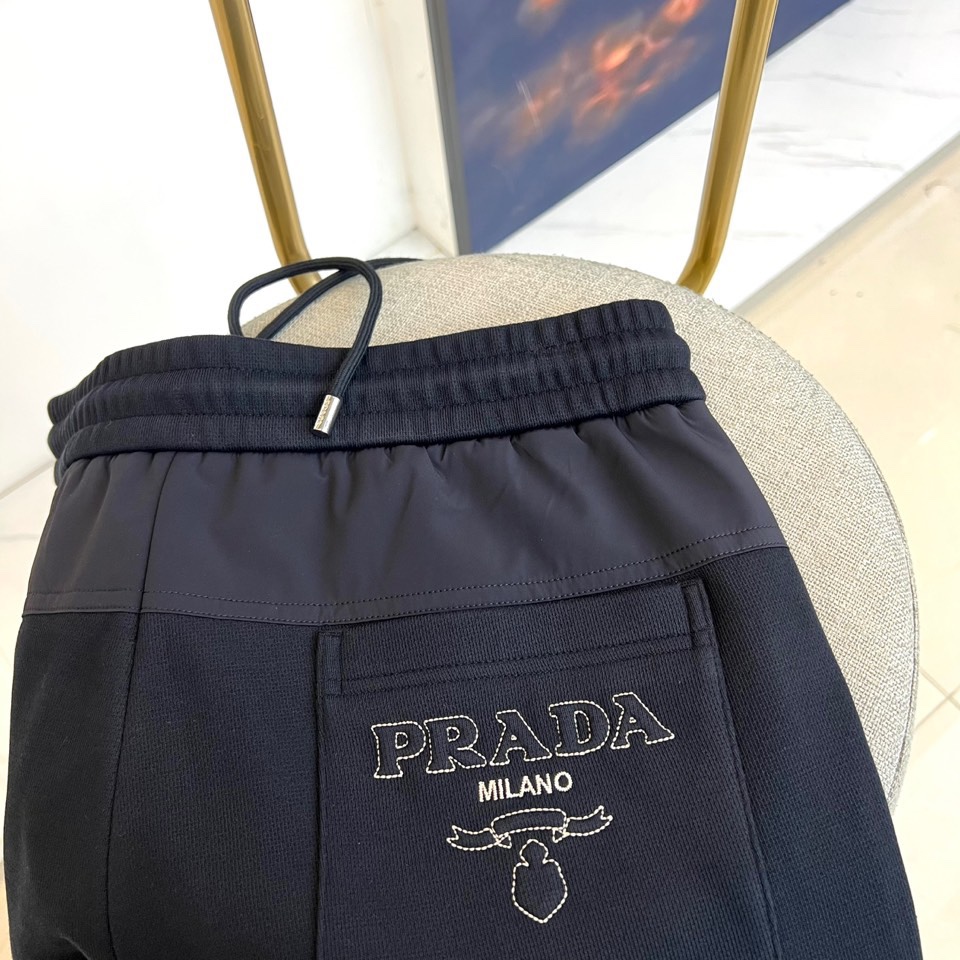 Prad普拉、2025秋冬新品 | PRADA蚕丝羽绒一体绒加厚运动裤。 采用创新