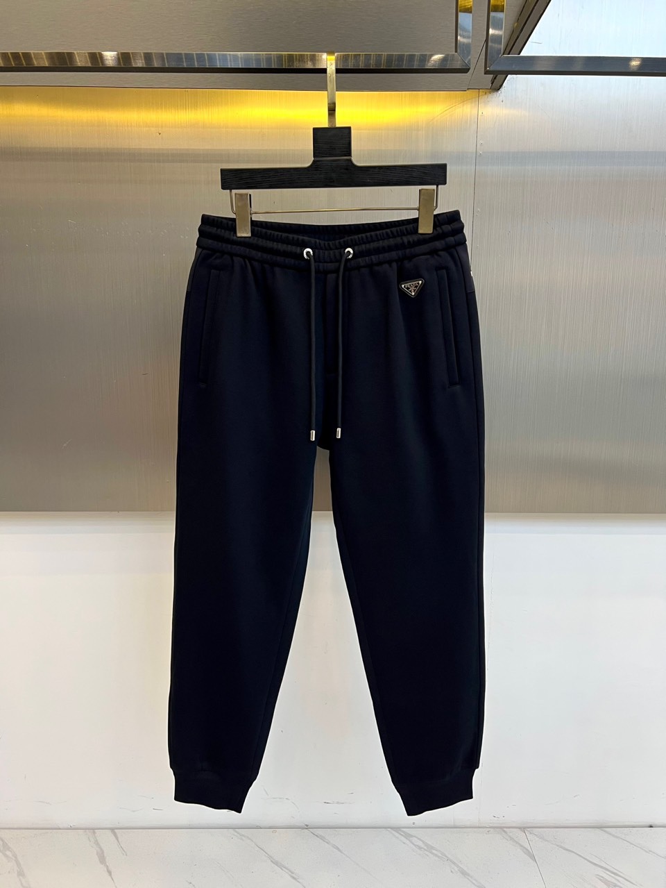 Prad普拉、2025秋冬新品 | PRADA蚕丝羽绒一体绒加厚运动裤。 采用创新