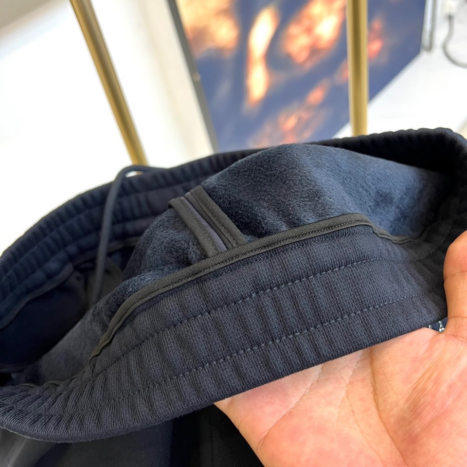 Prad普拉、2025秋冬新品 | PRADA蚕丝羽绒一体绒加厚运动裤。 采用创新