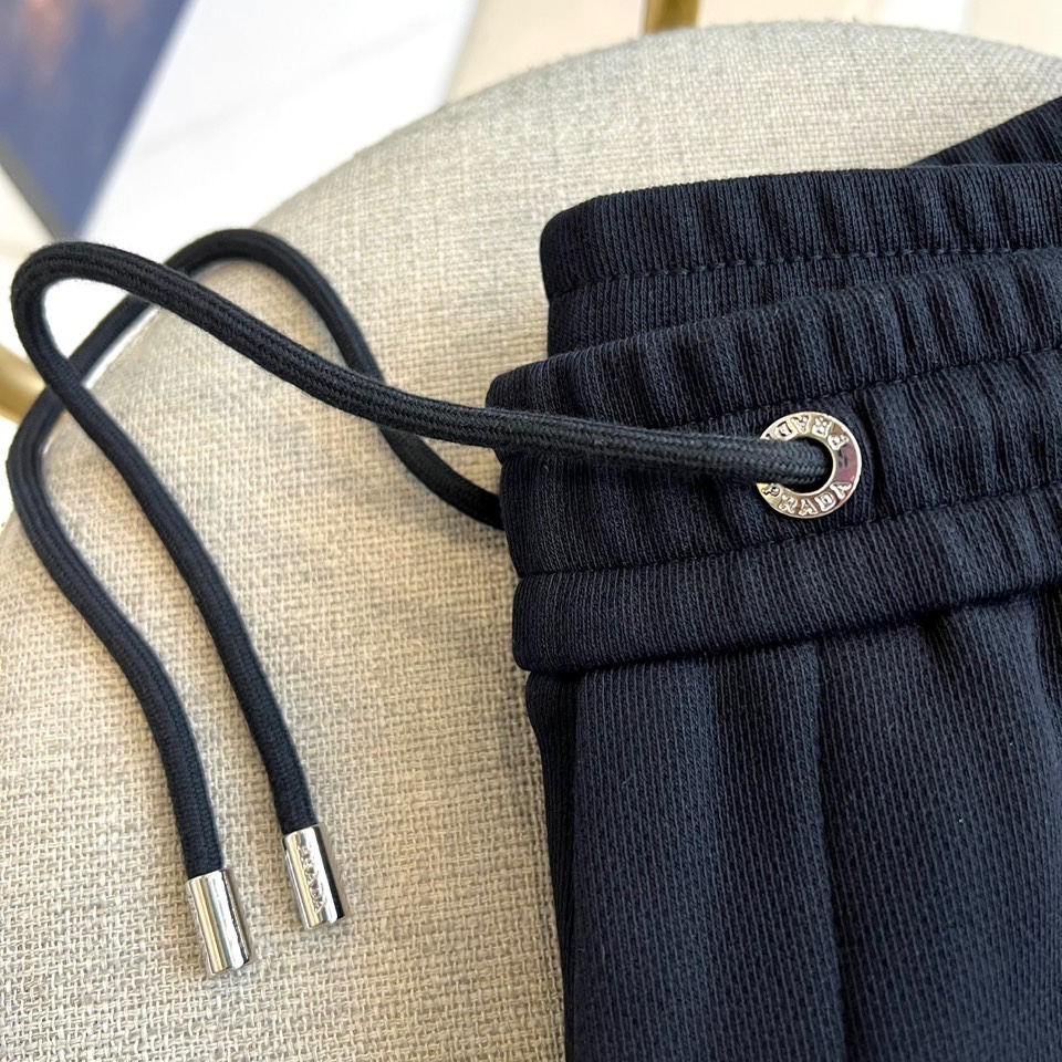 Prad普拉、2025秋冬新品 | PRADA蚕丝羽绒一体绒加厚运动裤。 采用创新