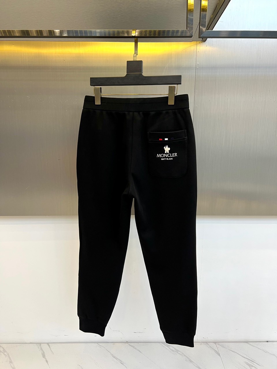 Mon蒙口、2025秋冬新品高端一体绒加厚运动休闲裤，以时尚廓形与实用功能重塑秋冬型格。深藏青底色搭配腰