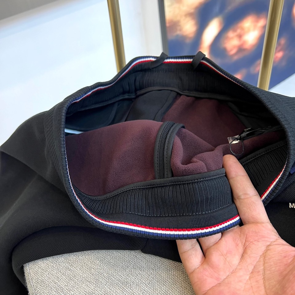 Mon蒙口、2025秋冬新品高端一体绒加厚运动休闲裤，以时尚廓形与实用功能重塑秋冬型格。深藏青底色搭配腰