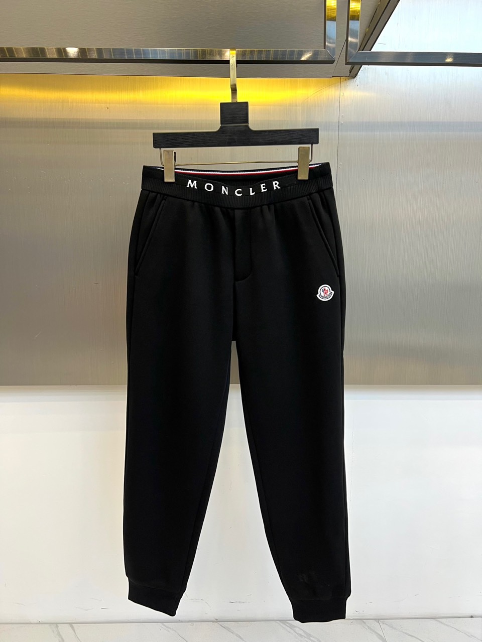 Mon蒙口、2025秋冬新品高端一体绒加厚运动休闲裤，以时尚廓形与实用功能重塑秋冬型格。深藏青底色搭配腰