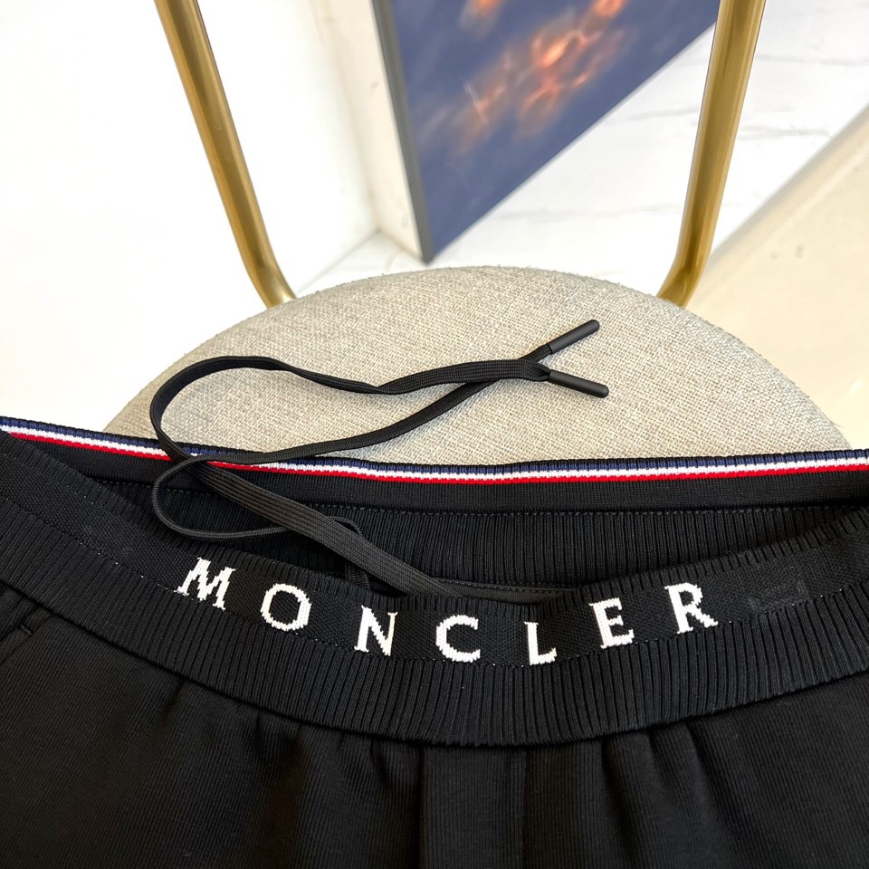 Mon蒙口、2025秋冬新品高端一体绒加厚运动休闲裤，以时尚廓形与实用功能重塑秋冬型格。深藏青底色搭配腰