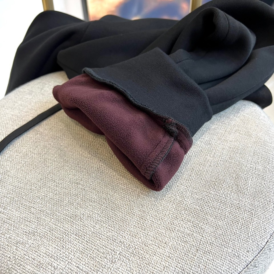 Mon蒙口、2025秋冬新品高端一体绒加厚运动休闲裤，以时尚廓形与实用功能重塑秋冬型格。深藏青底色搭配腰