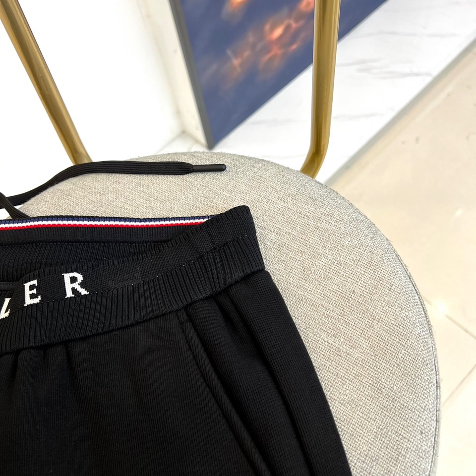 Mon蒙口、2025秋冬新品高端一体绒加厚运动休闲裤，以时尚廓形与实用功能重塑秋冬型格。深藏青底色搭配腰