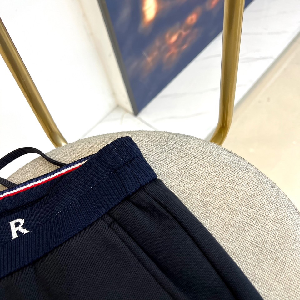 Mon蒙口、2025秋冬新品高端一体绒加厚运动休闲裤，以时尚廓形与实用功能重塑秋冬型格。深藏青底色搭配腰