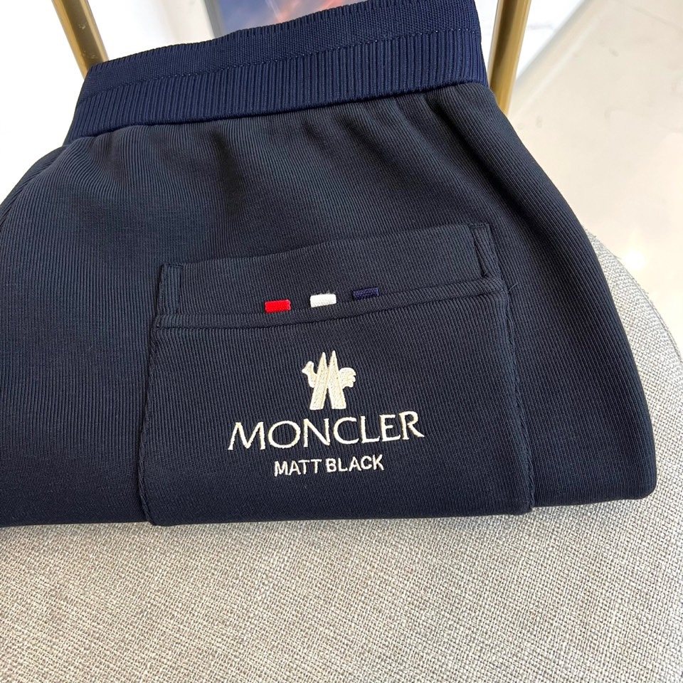 Mon蒙口、2025秋冬新品高端一体绒加厚运动休闲裤，以时尚廓形与实用功能重塑秋冬型格。深藏青底色搭配腰