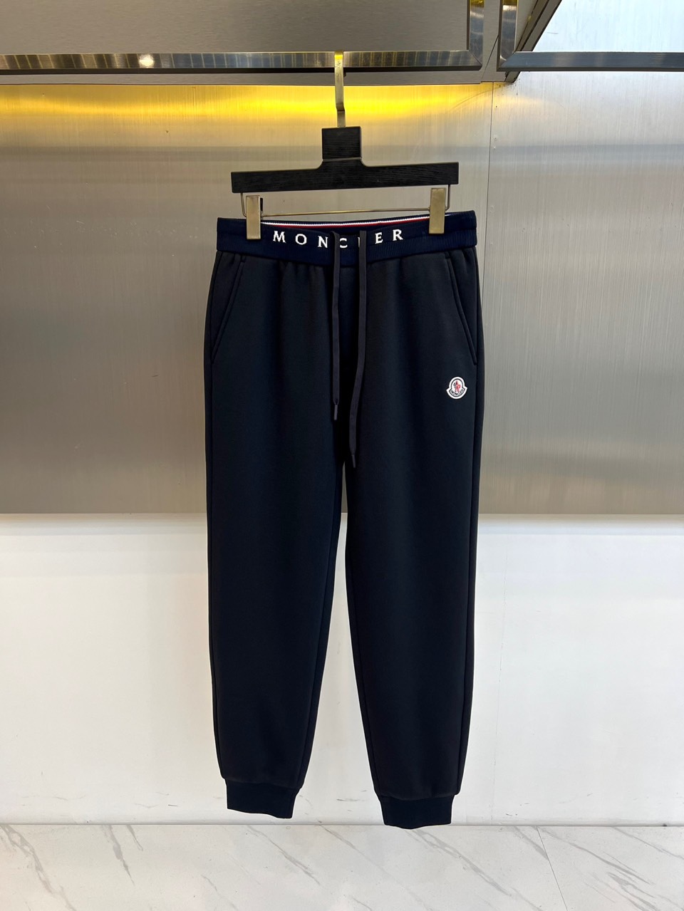 Mon蒙口、2025秋冬新品高端一体绒加厚运动休闲裤，以时尚廓形与实用功能重塑秋冬型格。深藏青底色搭配腰