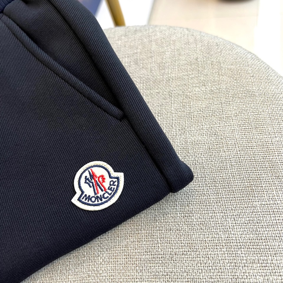 Mon蒙口、2025秋冬新品高端一体绒加厚运动休闲裤，以时尚廓形与实用功能重塑秋冬型格。深藏青底色搭配腰