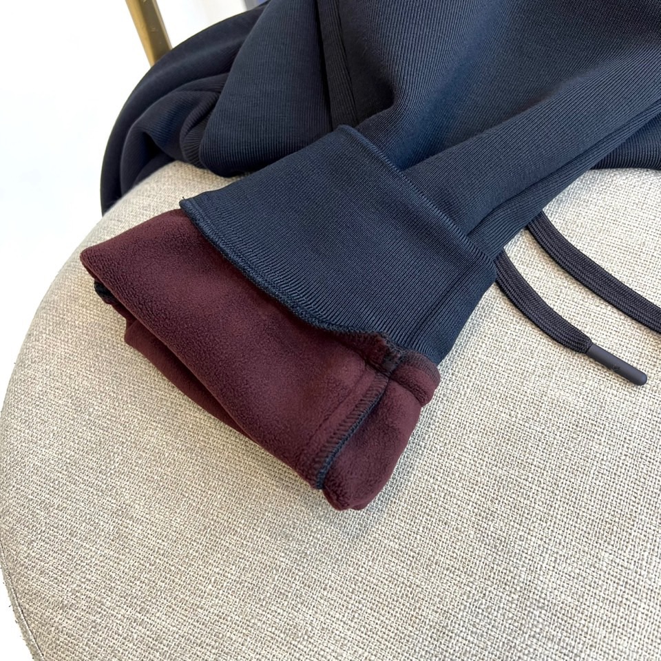 Mon蒙口、2025秋冬新品高端一体绒加厚运动休闲裤，以时尚廓形与实用功能重塑秋冬型格。深藏青底色搭配腰