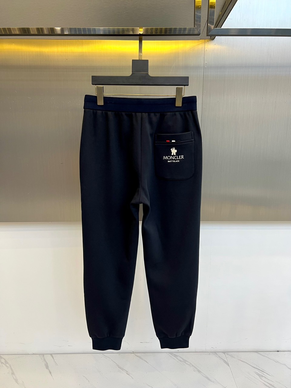 Mon蒙口、2025秋冬新品高端一体绒加厚运动休闲裤，以时尚廓形与实用功能重塑秋冬型格。深藏青底色搭配腰
