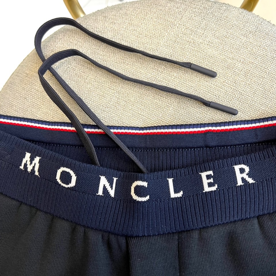 Mon蒙口、2025秋冬新品高端一体绒加厚运动休闲裤，以时尚廓形与实用功能重塑秋冬型格。深藏青底色搭配腰