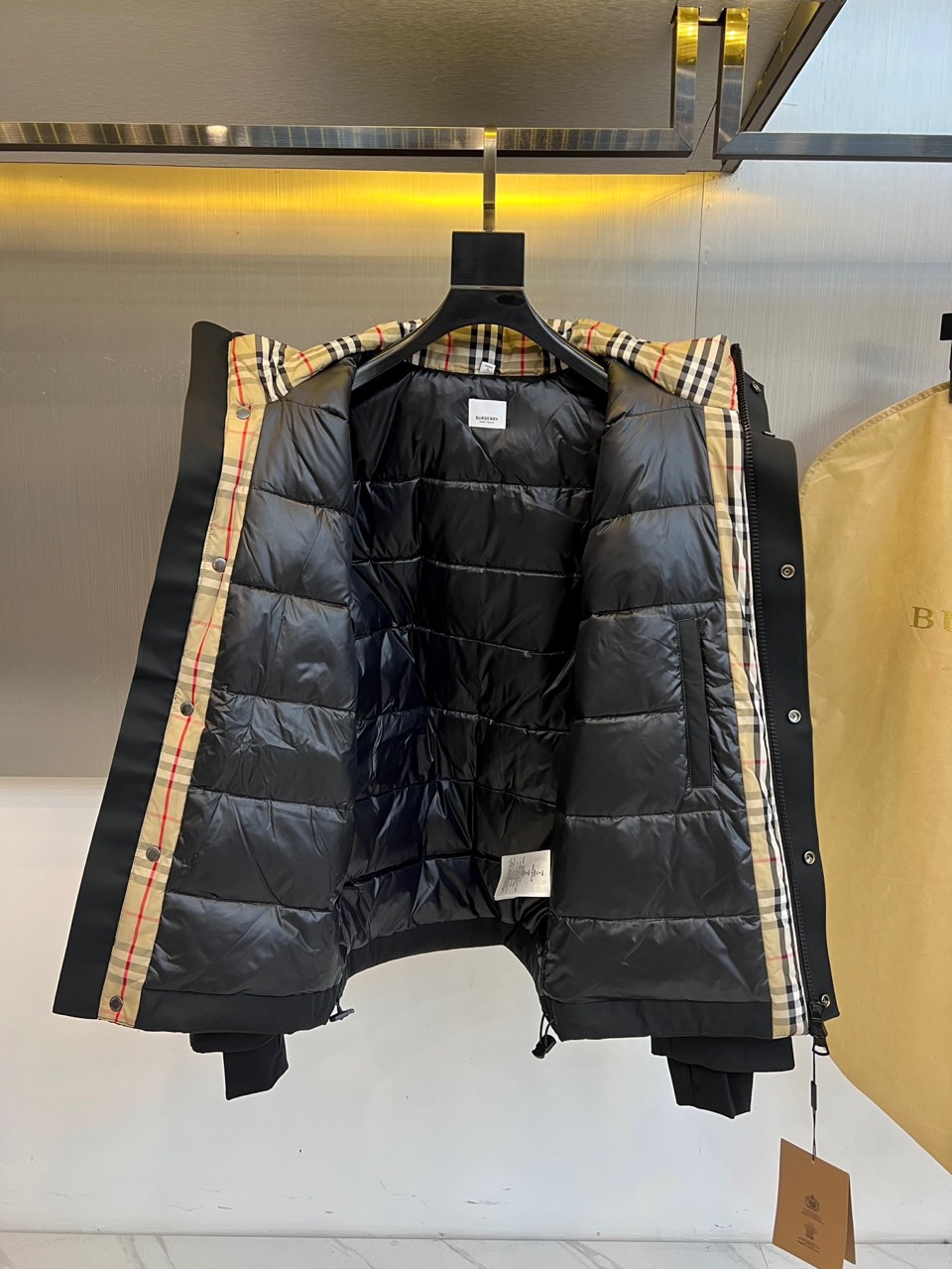 BUR巴宝莉（高端白鹅绒）、2025秋冬新品男士滑雪羽绒外套，以米白与黑色拼接设计演绎现代英伦美学。连帽