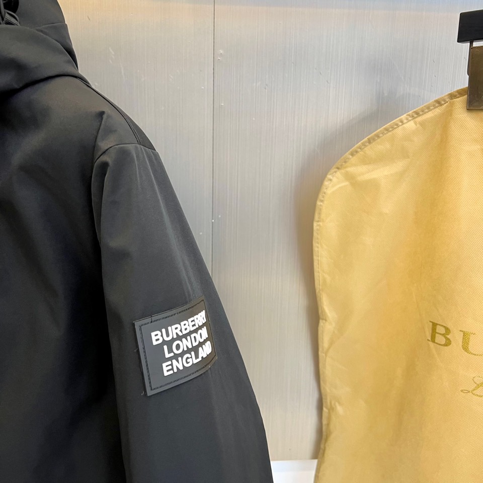 BUR巴宝莉（高端白鹅绒）、2025秋冬新品男士滑雪羽绒外套，以米白与黑色拼接设计演绎现代英伦美学。连帽