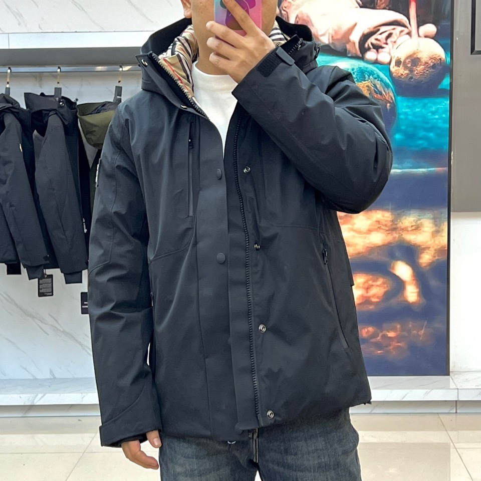 BUR巴宝莉（高端白鹅绒）、2025秋冬新品男士滑雪羽绒外套，以米白与黑色拼接设计演绎现代英伦美学。连帽