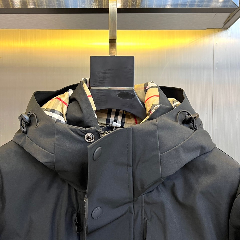 BUR巴宝莉（高端白鹅绒）、2025秋冬新品男士滑雪羽绒外套，以米白与黑色拼接设计演绎现代英伦美学。连帽