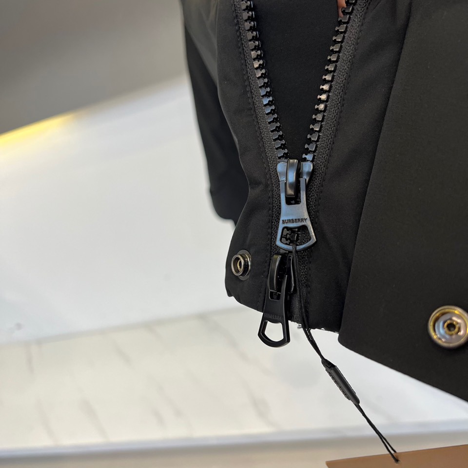 BUR巴宝莉（高端白鹅绒）、2025秋冬新品男士滑雪羽绒外套，以米白与黑色拼接设计演绎现代英伦美学。连帽