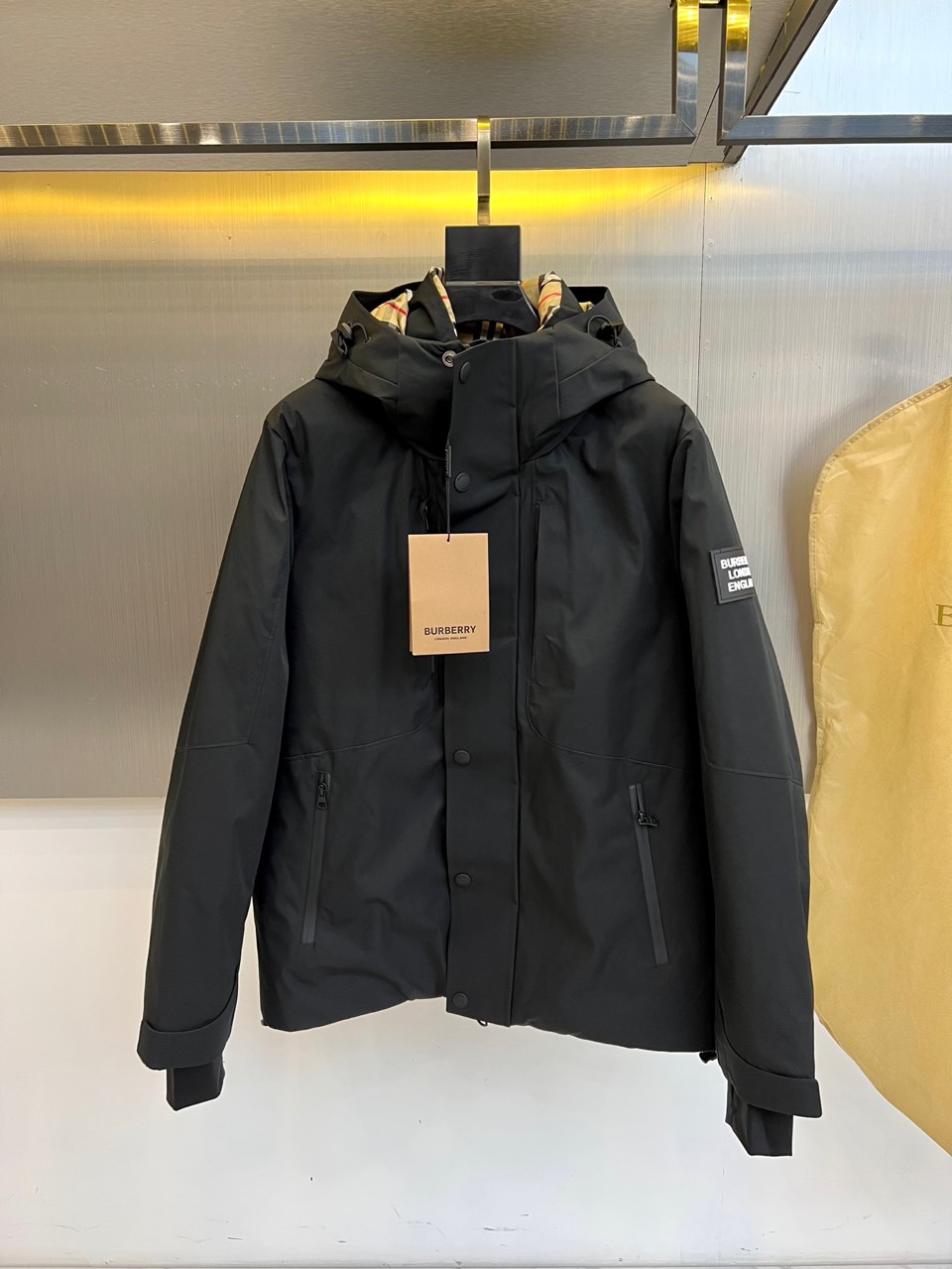 BUR巴宝莉（高端白鹅绒）、2025秋冬新品男士滑雪羽绒外套，以米白与黑色拼接设计演绎现代英伦美学。连帽