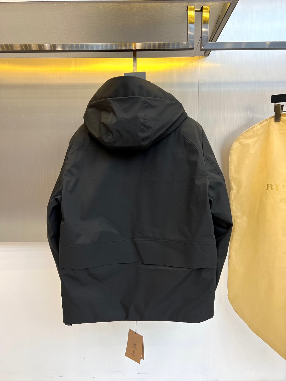 BUR巴宝莉（高端白鹅绒）、2025秋冬新品男士滑雪羽绒外套，以米白与黑色拼接设计演绎现代英伦美学。连帽