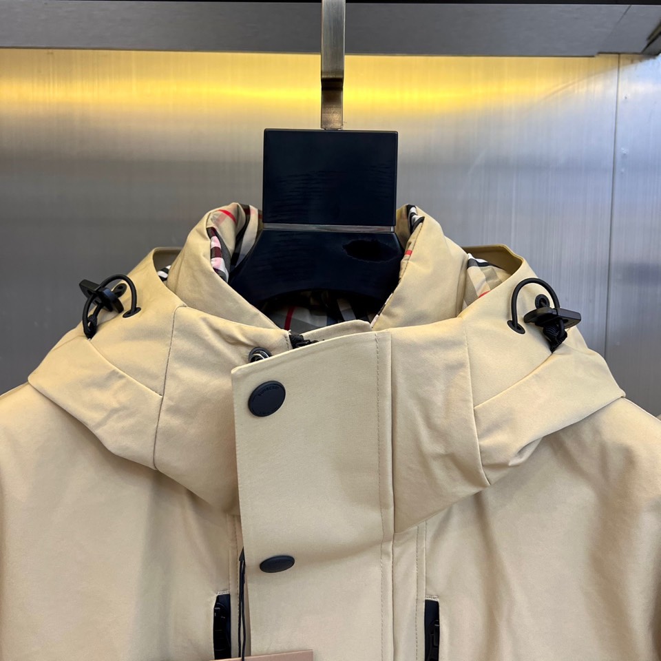 BUR巴宝莉（高端白鹅绒）、2025秋冬新品男士滑雪羽绒外套，以米白与黑色拼接设计演绎现代英伦美学。连帽