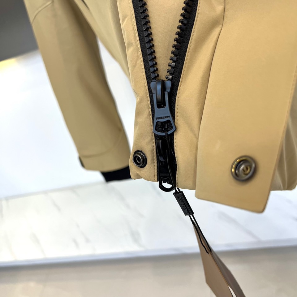 BUR巴宝莉（高端白鹅绒）、2025秋冬新品男士滑雪羽绒外套，以米白与黑色拼接设计演绎现代英伦美学。连帽