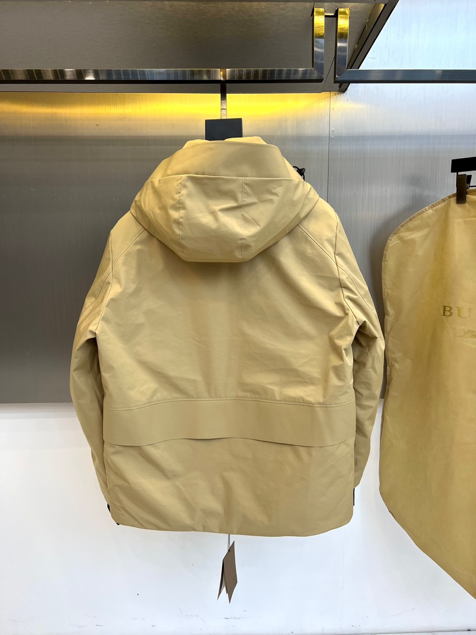BUR巴宝莉（高端白鹅绒）、2025秋冬新品男士滑雪羽绒外套，以米白与黑色拼接设计演绎现代英伦美学。连帽