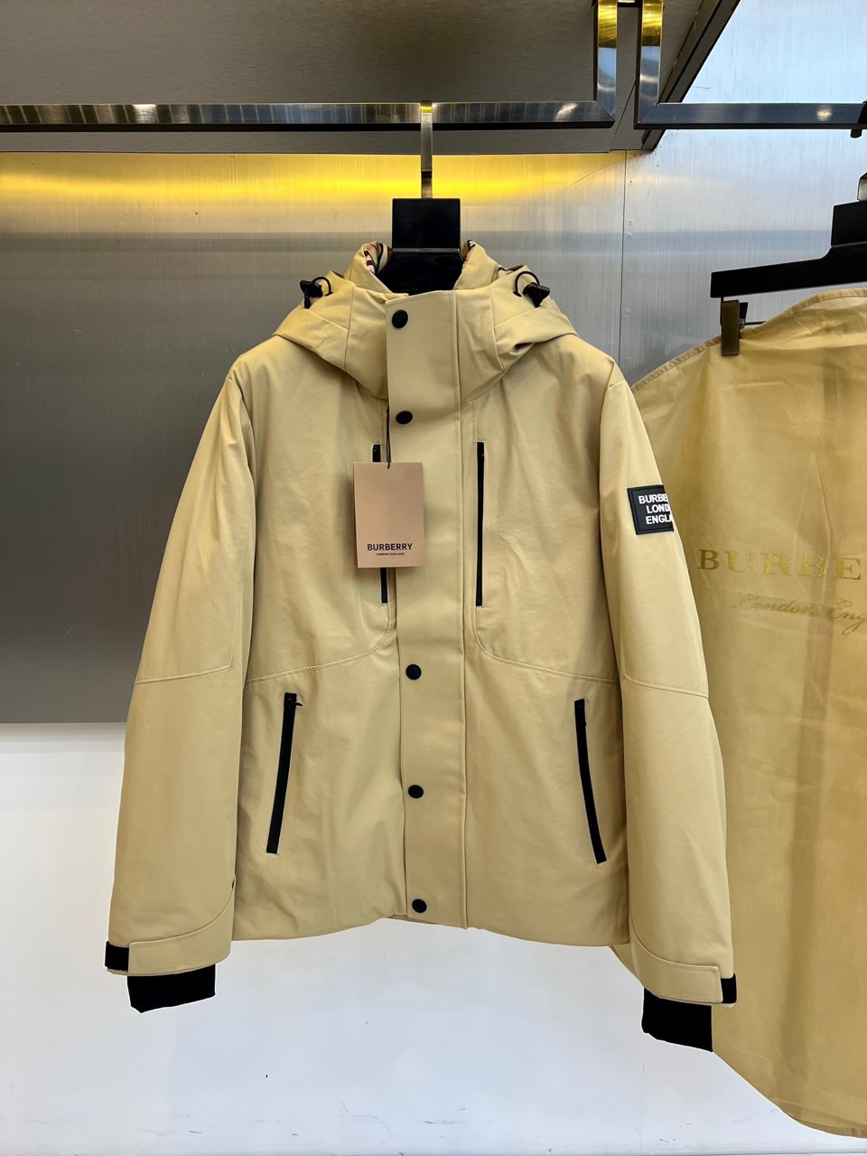 BUR巴宝莉（高端白鹅绒）、2025秋冬新品男士滑雪羽绒外套，以米白与黑色拼接设计演绎现代英伦美学。连帽