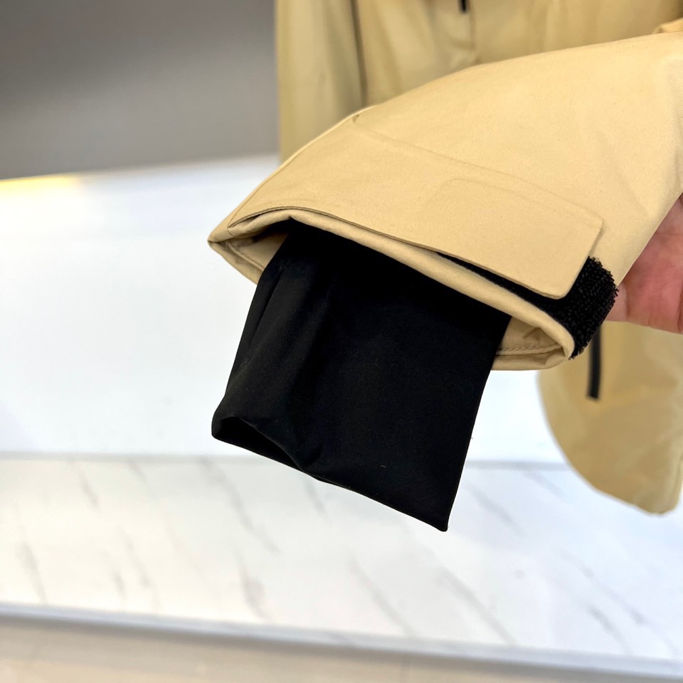 BUR巴宝莉（高端白鹅绒）、2025秋冬新品男士滑雪羽绒外套，以米白与黑色拼接设计演绎现代英伦美学。连帽