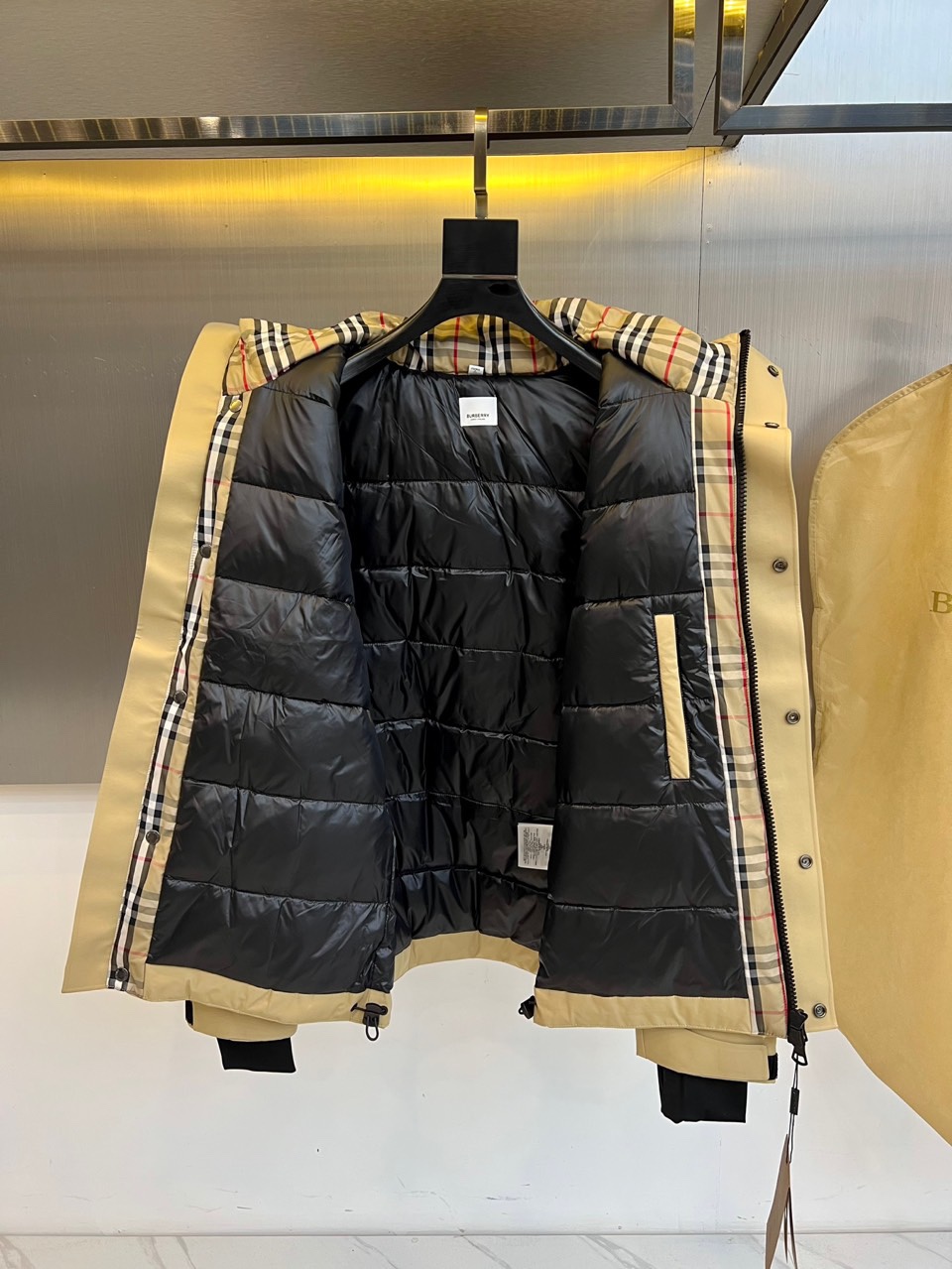 BUR巴宝莉（高端白鹅绒）、2025秋冬新品男士滑雪羽绒外套，以米白与黑色拼接设计演绎现代英伦美学。连帽