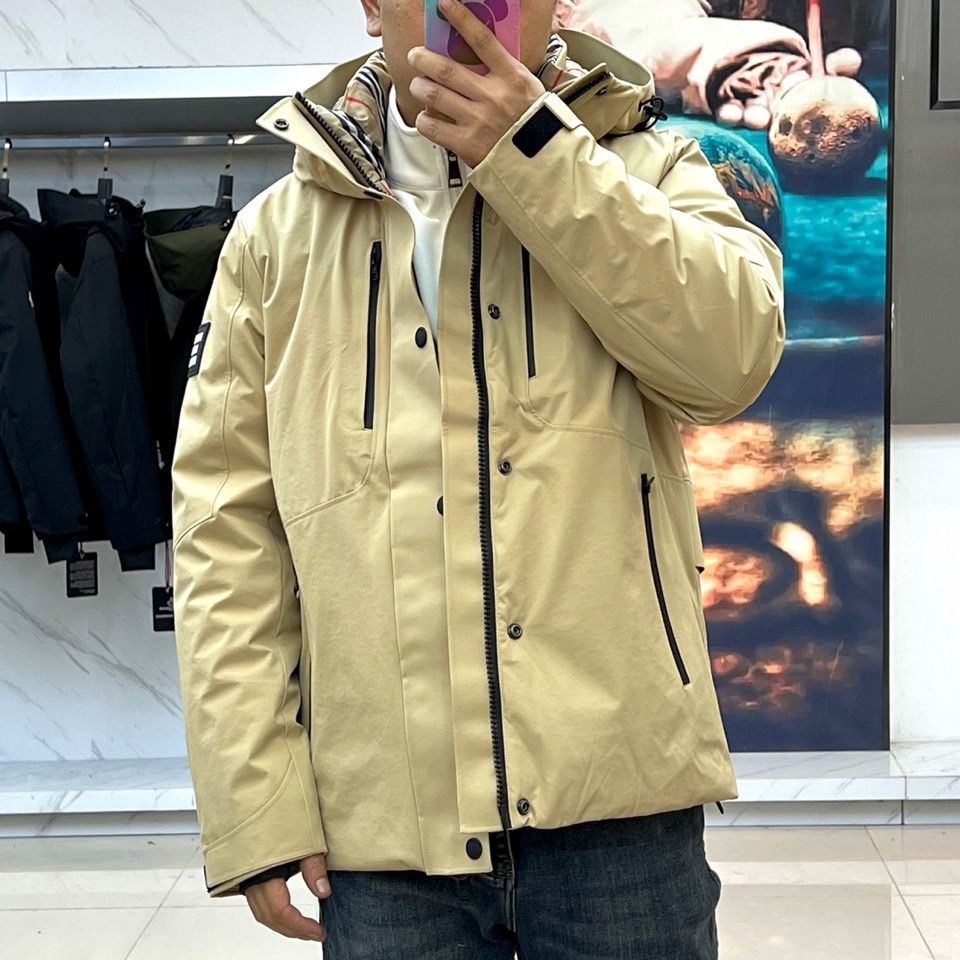 BUR巴宝莉（高端白鹅绒）、2025秋冬新品男士滑雪羽绒外套，以米白与黑色拼接设计演绎现代英伦美学。连帽