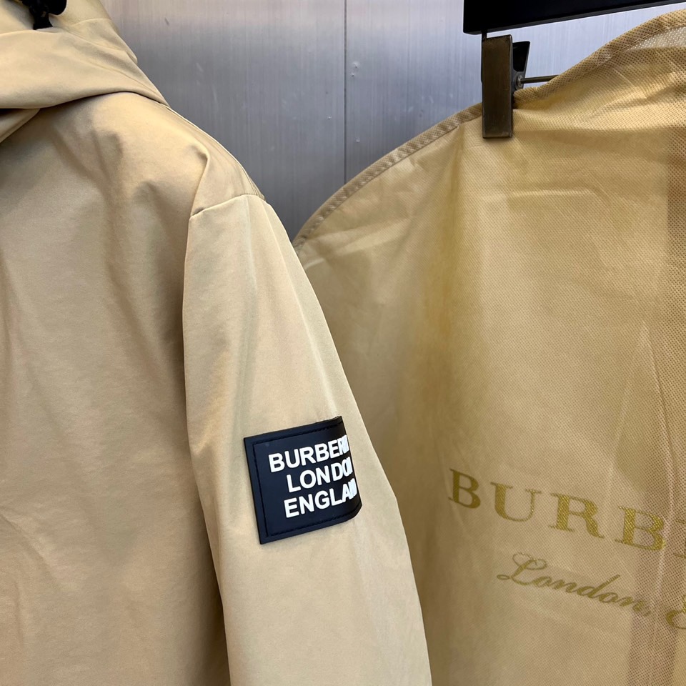 BUR巴宝莉（高端白鹅绒）、2025秋冬新品男士滑雪羽绒外套，以米白与黑色拼接设计演绎现代英伦美学。连帽