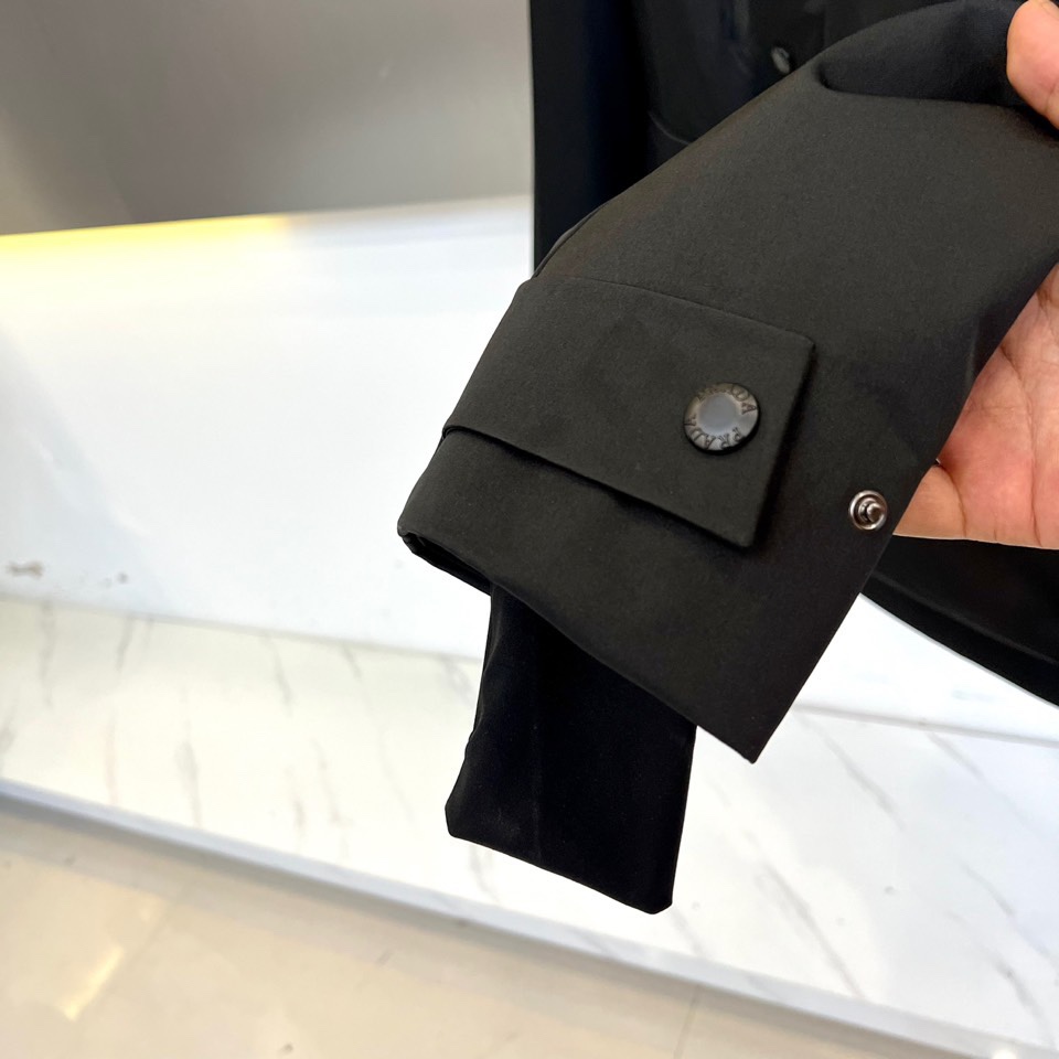 Prad普拉达（高端鹅绒）、2025秋冬新品连帽滑雪羽绒服外套，以极简主义诠释功能美学。款式采用立体剪裁