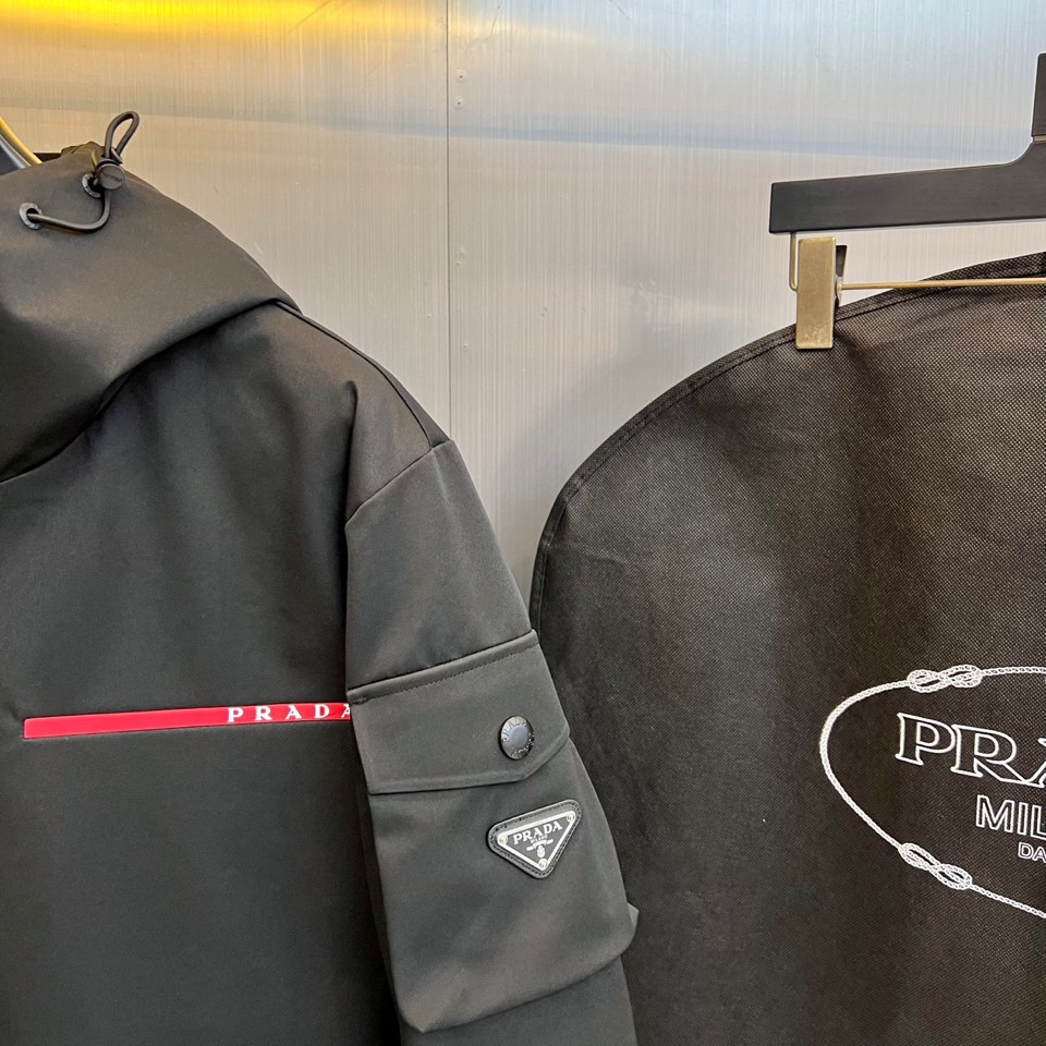 Prad普拉达（高端鹅绒）、2025秋冬新品连帽滑雪羽绒服外套，以极简主义诠释功能美学。款式采用立体剪裁