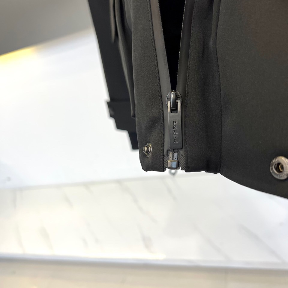 Prad普拉达（高端鹅绒）、2025秋冬新品连帽滑雪羽绒服外套，以极简主义诠释功能美学。款式采用立体剪裁