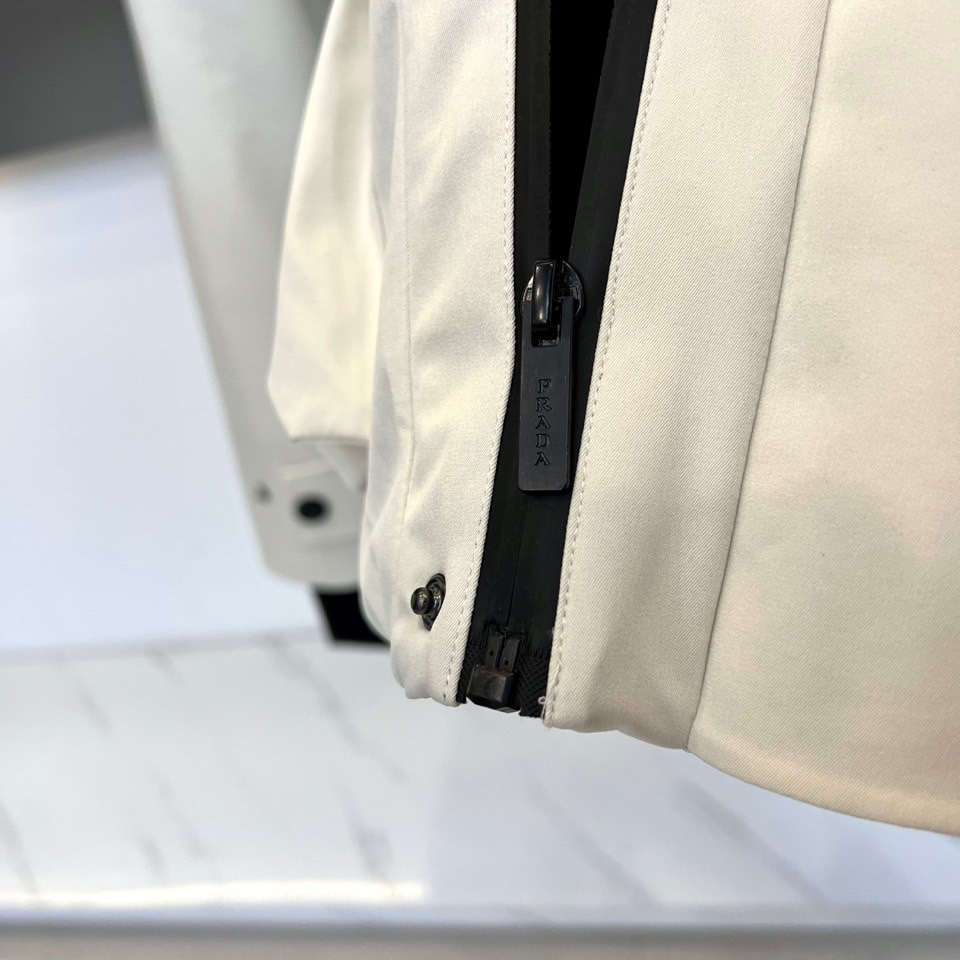 Prad普拉达（高端鹅绒）、2025秋冬新品连帽滑雪羽绒服外套，以极简主义诠释功能美学。款式采用立体剪裁