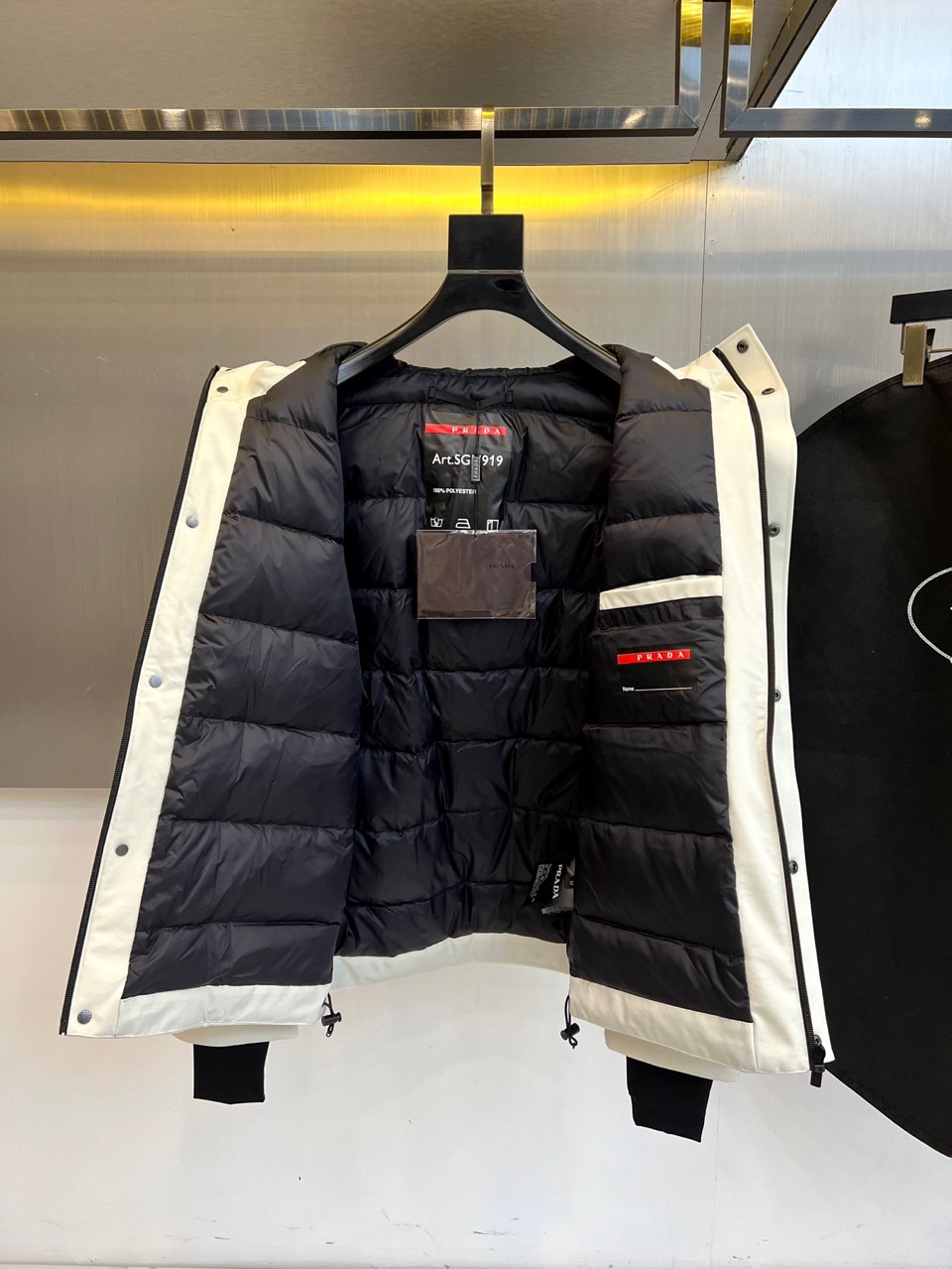 Prad普拉达（高端鹅绒）、2025秋冬新品连帽滑雪羽绒服外套，以极简主义诠释功能美学。款式采用立体剪裁