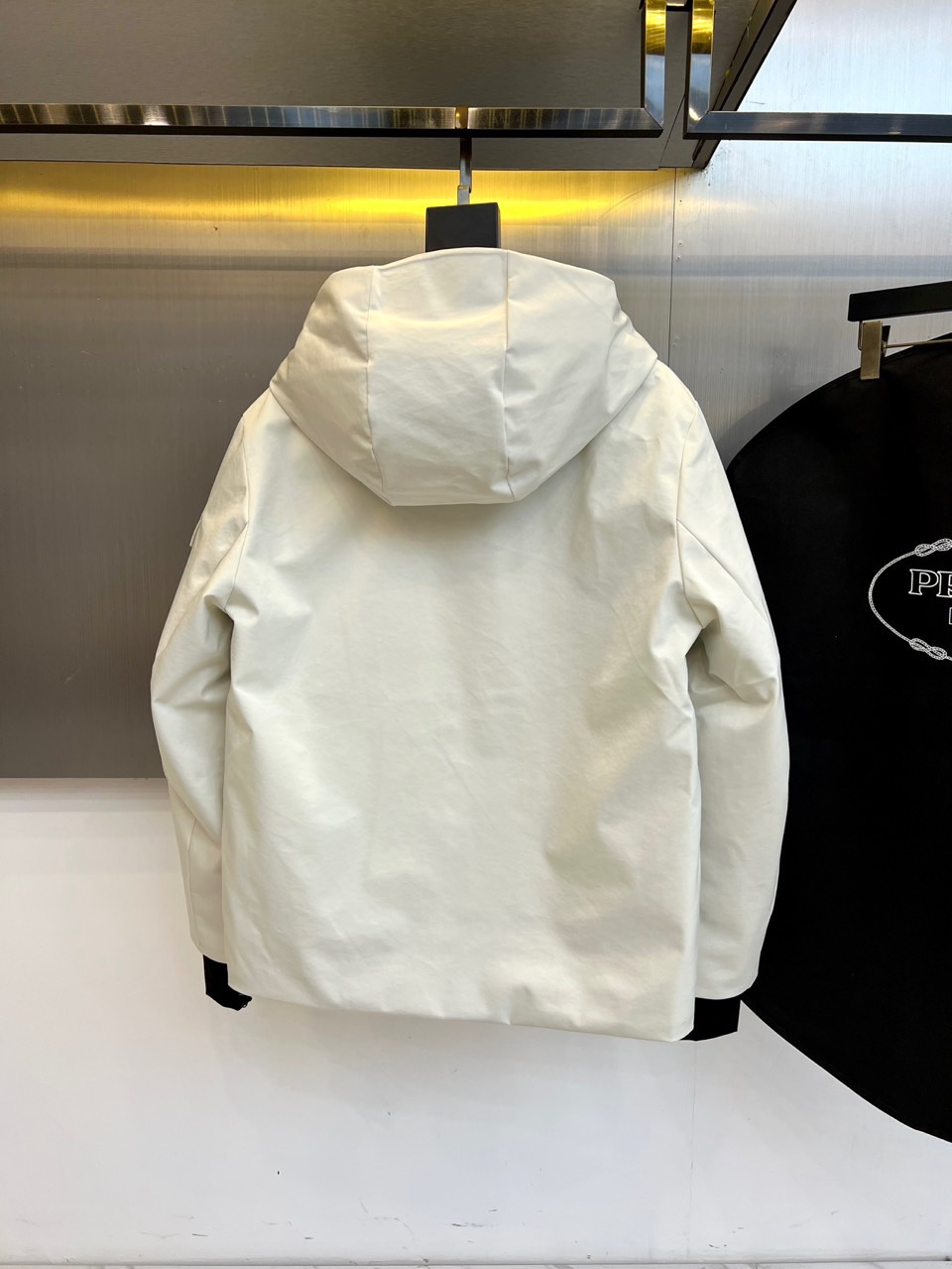 Prad普拉达（高端鹅绒）、2025秋冬新品连帽滑雪羽绒服外套，以极简主义诠释功能美学。款式采用立体剪裁