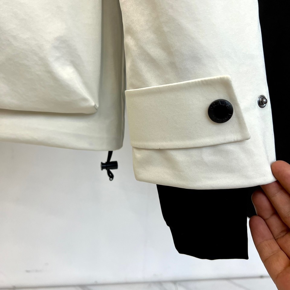 Prad普拉达（高端鹅绒）、2025秋冬新品连帽滑雪羽绒服外套，以极简主义诠释功能美学。款式采用立体剪裁