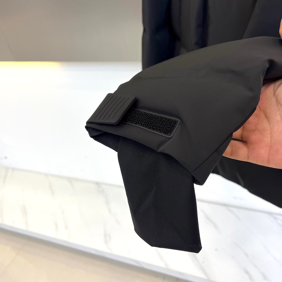 Mon蒙口、2025秋冬新品 MONCLER滑雪羽绒服。黑色长款设计通过精准的绗缝线条划分出立体块状结构