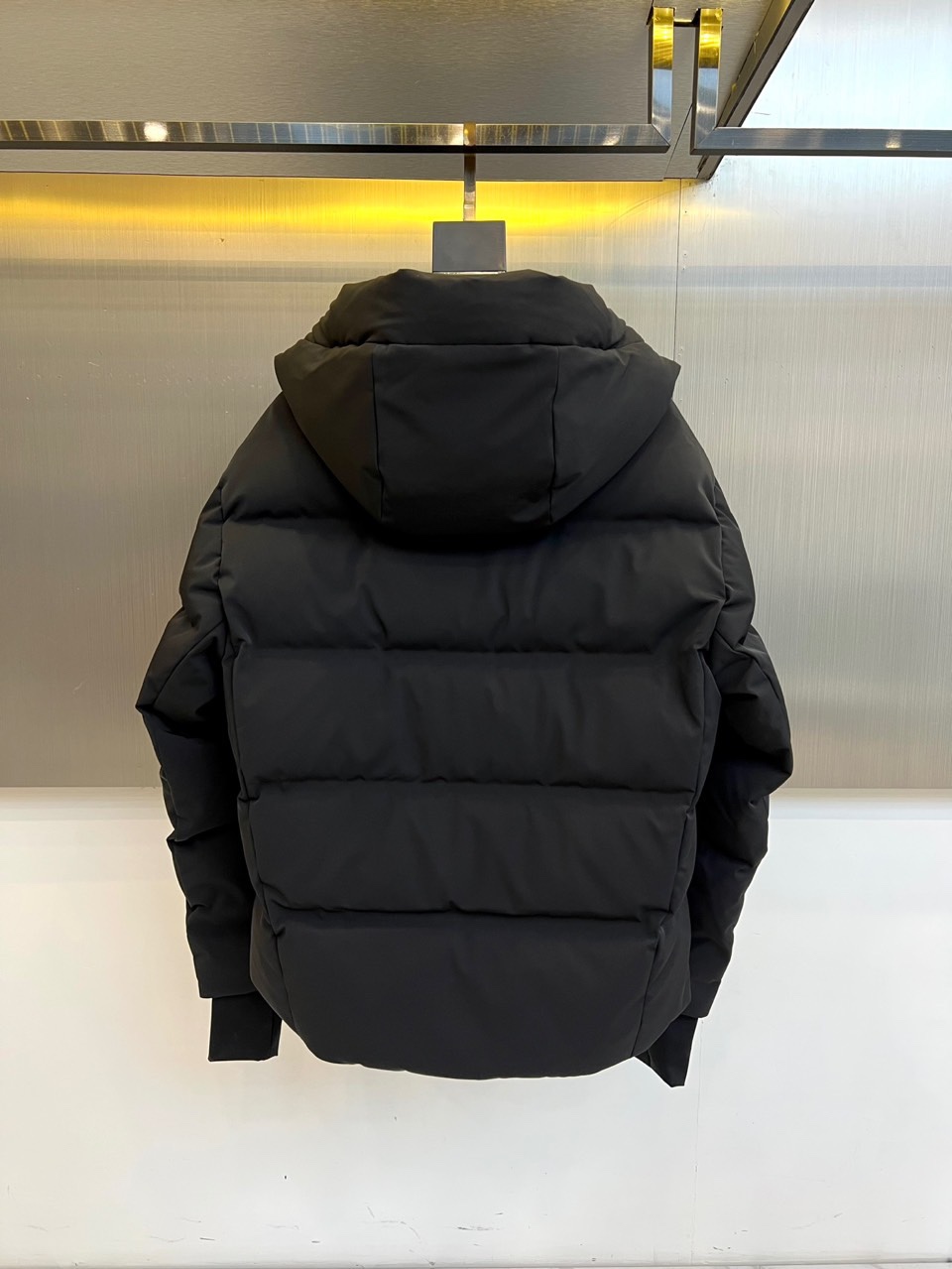 Mon蒙口、2025秋冬新品 MONCLER滑雪羽绒服。黑色长款设计通过精准的绗缝线条划分出立体块状结构