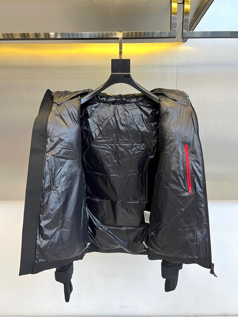 Mon蒙口、2025秋冬新品 MONCLER滑雪羽绒服。黑色长款设计通过精准的绗缝线条划分出立体块状结构