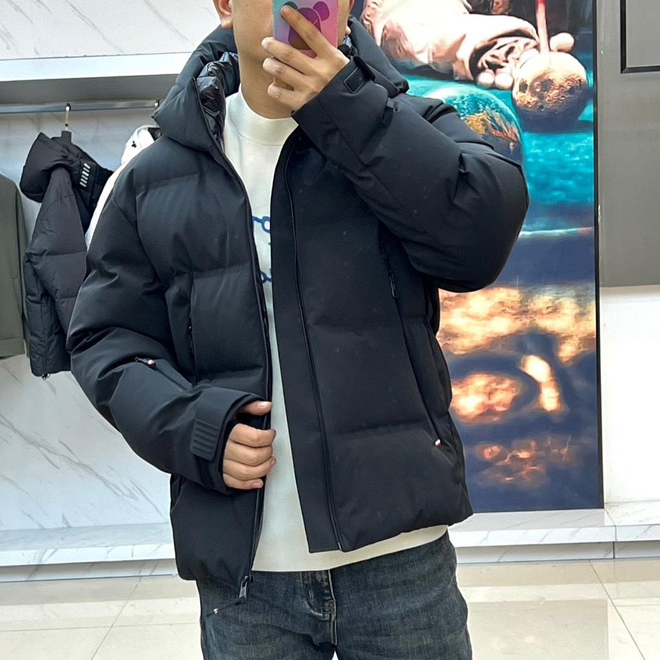 Mon蒙口、2025秋冬新品 MONCLER滑雪羽绒服。黑色长款设计通过精准的绗缝线条划分出立体块状结构