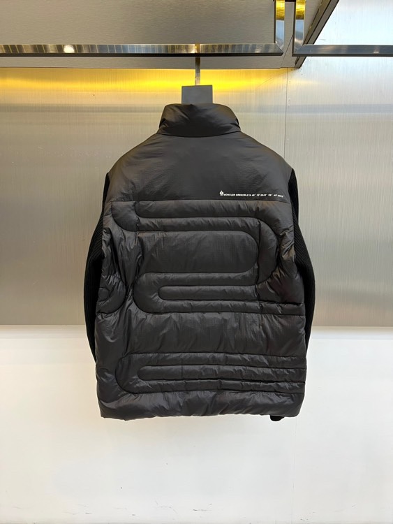 Mon蒙口（高端鹅绒针织羽绒）、2025秋冬新品 MONCLER科技羽绒服。黑色立领设计搭配全拉链开合系