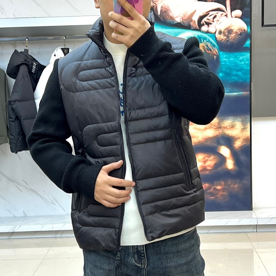 Mon蒙口（高端鹅绒针织羽绒）、2025秋冬新品 MONCLER科技羽绒服。黑色立领设计搭配全拉链开合系