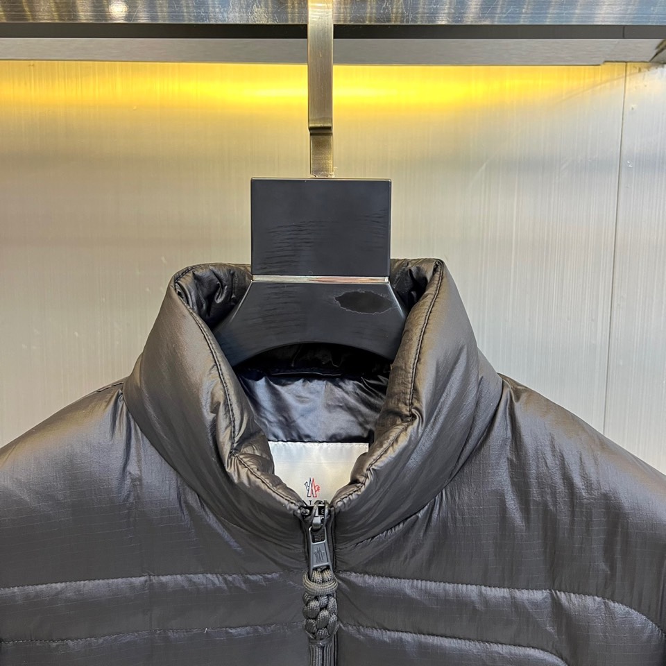 Mon蒙口（高端鹅绒针织羽绒）、2025秋冬新品 MONCLER科技羽绒服。黑色立领设计搭配全拉链开合系