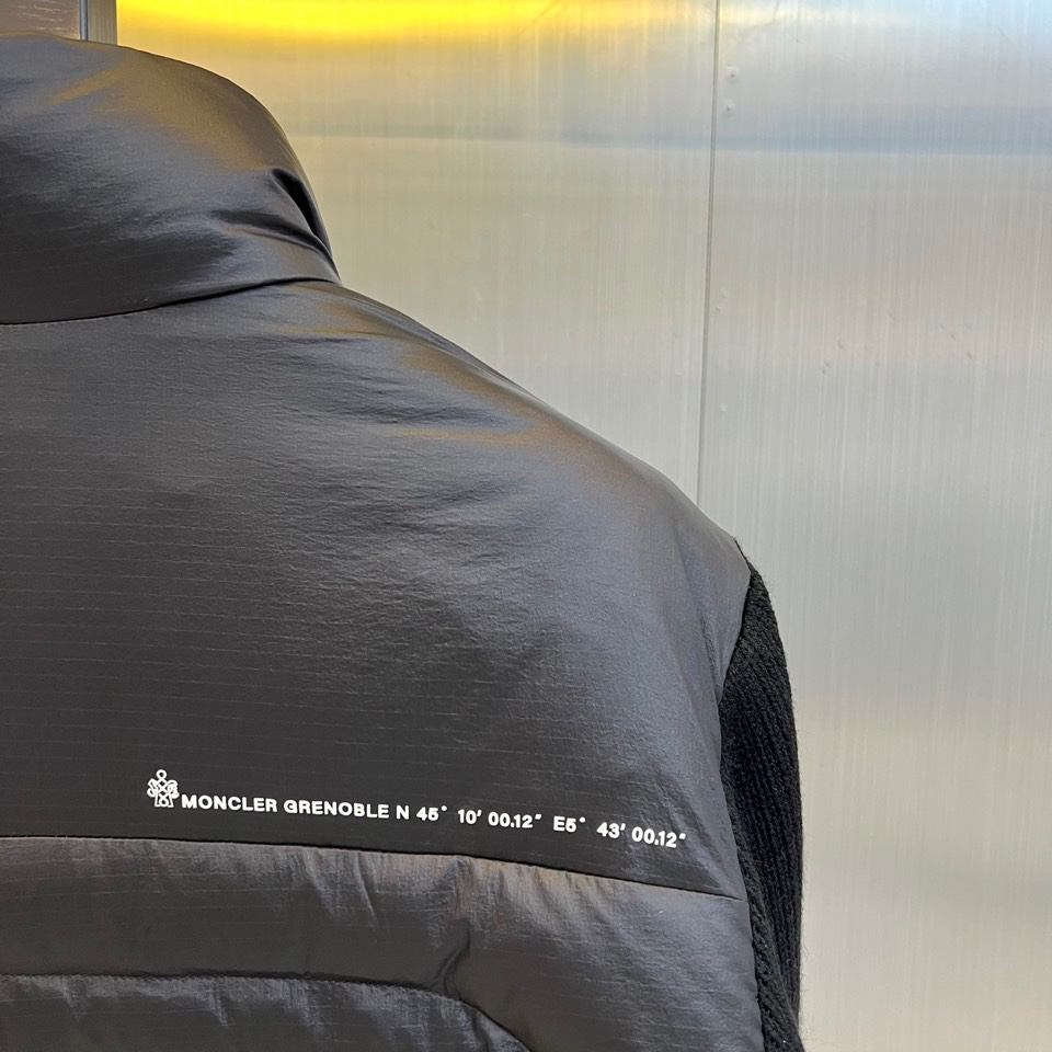 Mon蒙口（高端鹅绒针织羽绒）、2025秋冬新品 MONCLER科技羽绒服。黑色立领设计搭配全拉链开合系