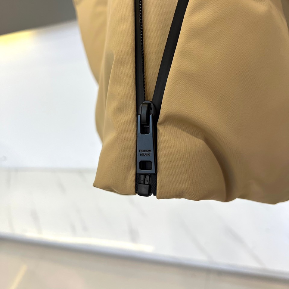 Prad普拉达、2025秋冬新品 PRADA机能风羽绒马甲。立领设计搭配无袖剪裁，正面配置黑色顺滑拉链开