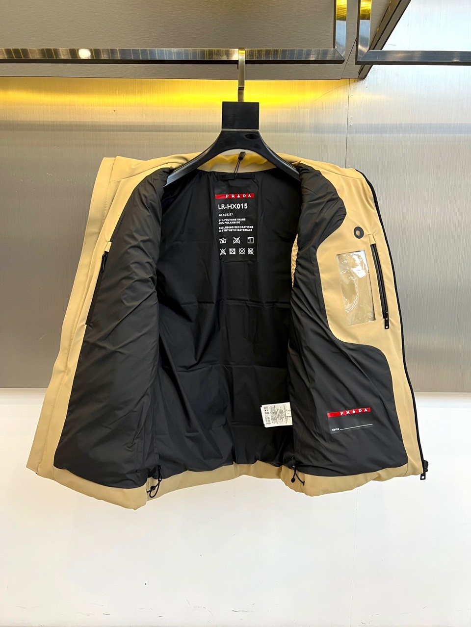 Prad普拉达、2025秋冬新品 PRADA机能风羽绒马甲。立领设计搭配无袖剪裁，正面配置黑色顺滑拉链开