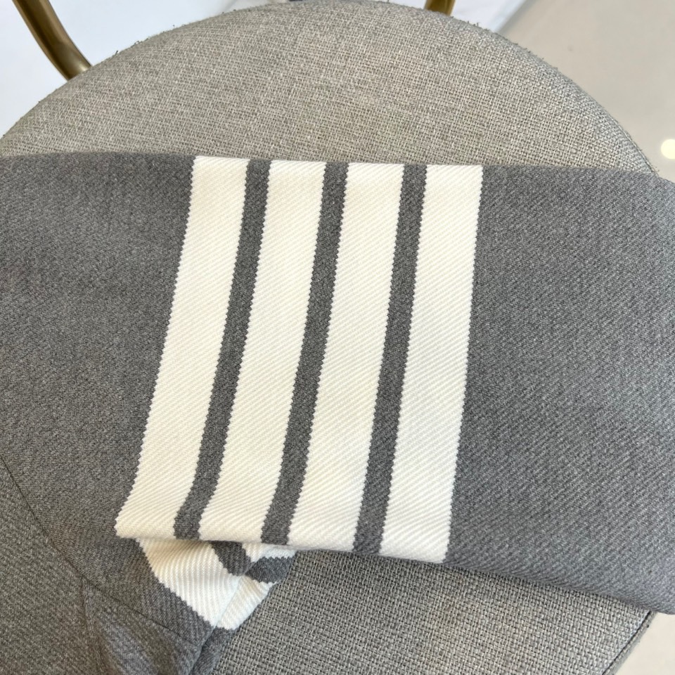 TB汤姆布朗、2025秋冬新品圆领卫衣，这款卫衣采用宽松休闲版型设计，左袖装饰四道白色条纹打造运动风尚。